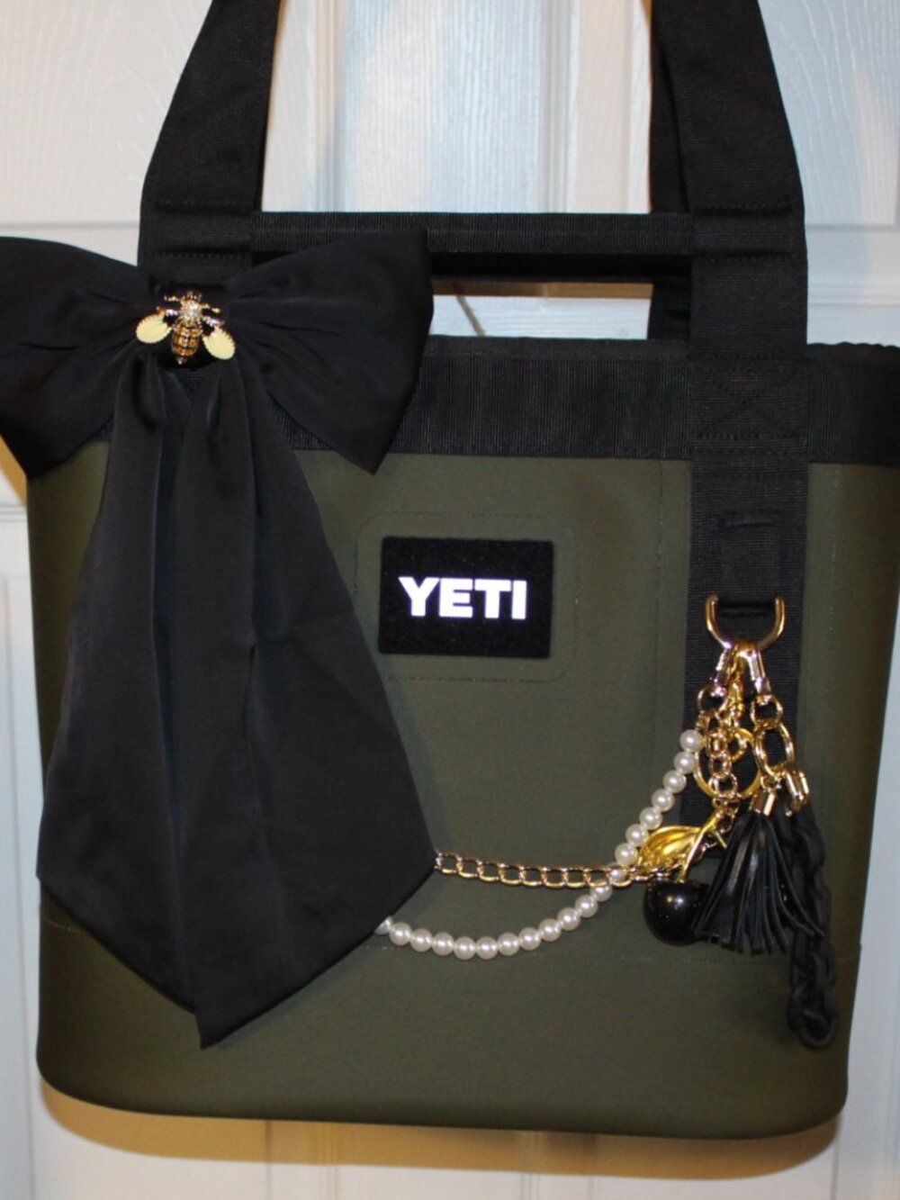 NWOT YETI CAMINO 20 with YETI SIDEKICK DRY CASE & CHARMS STUNNING!! - Picture 6 of 16